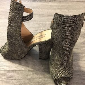 Kristin Cavallari black/white wedges